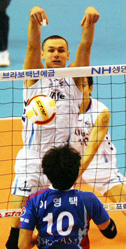24일 대전 충무체육관에서 열린 2007-2008 프로배구 삼성화재와 대한항공의 경기에서 삼성 안젤코가 블로킹을 성공시키고 있다. 
