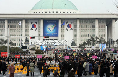 25일 제17대 이명박 대통령 취임식이 열리는 국회의사당에 많은 초청객들이 오전부터 찾아와 입장을 위해 비표를 교환하고 있다. 