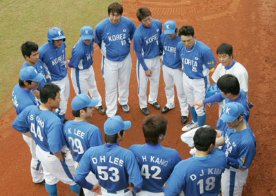  25일 오후 타이완 타이중구장에서 2008 베이징올림픽 야구대표팀 선수들이 단국대와 연습경기를 갖기에 앞서 모여 이야기하고 있다. 