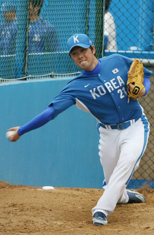  25일 오후 타이완 타이중구장에서 열린 2008 베이징올림픽 야구대표팀과 단국대의 연습경기에 앞서 대표팀 정대현이 불펜 피칭을 하고 있다. 