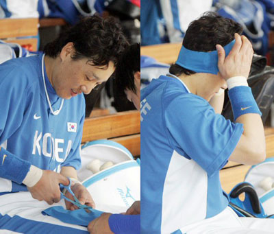  25일 오후 타이완 타이중구장에서 열린 2008 베이징올림픽 야구대표팀과 단국대의 연습경기에서 대표팀 이승엽이  헝겊을 오려 즉석에서 헤어밴드를 만들어 쓰고 있다. 