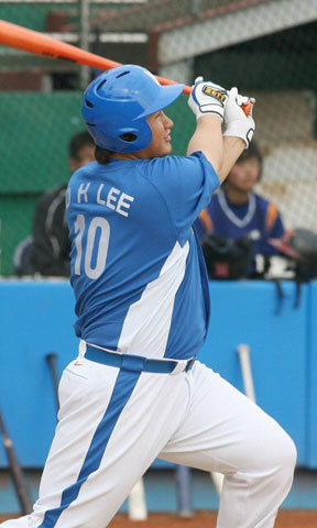 25일 오후 타이완 타이중구장에서 열린 2008 베이징올림픽 야구대표팀과 단국대의 연습경기에서 대표팀 이대호가 5회초 무사 1, 2루 상황에서 3점 홈런을 날리고 있다. 