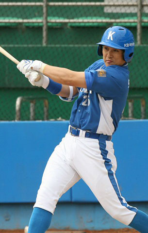  25일 오후 타이완 타이중구장에서 열린 2008 베이징올림픽 야구대표팀과 단국대의 연습경기에서  대표팀 이승엽이 1회초 1사 1루때 안타를 치고 있다. 