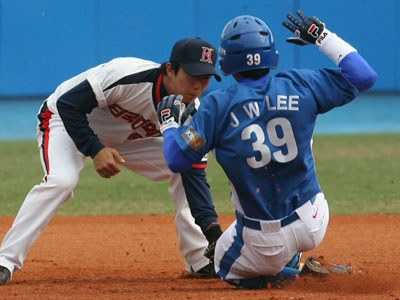  25일 오후 타이완 타이중구장에서 열린 2008 베이징올림픽 야구대표팀과 단국대의 연습경기에서 대표팀 이종욱이 2루 도루에 실패하고 있다. 