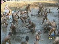 일본, 진흙으로 ‘액운 쫓기’ 