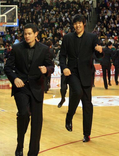  1일 오후 서울 잠실학생체육관에서 열린 프로농구 올스타전 1쿼터가 끝나자 정장차림의 프로농구 신인들이 정장을 입고 등장, `텔미'댄스를 선보이고 있다. 