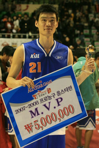 1일 오후 서울 잠실실내체육관에서 열린 프로농구 올스타전에서 MVP로 선정된 드림팀 김주성이 포즈를 취하고 있다. 