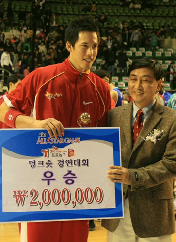 1일 오후 서울 잠실실내체육관에서 열린 프로농구 올스타전에서 국내선수 덩크슛 1위로 선정된 이동준이 상금을 받고 환호하고 있다. 