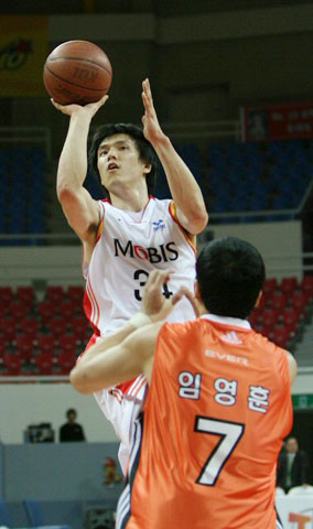 9일 울산동천체육관에서 열린 프로농구 부산 KTF 대 울산 모비스의 경기에서  모비스 김효범이 슛을 하고 있다. 