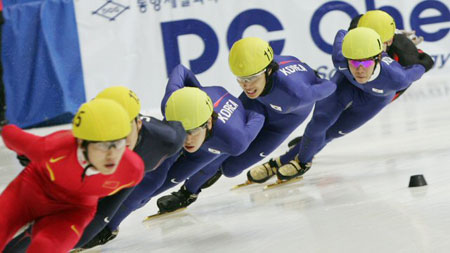  7일 강원 강릉실내빙상장에서 열린 2008세계쇼트트랙선수권대회 첫날 남자 1500ｍ 결승에서 우승을 차지한 송경택(앞에서 4번째)이 결승에서 역주하고 있다. 