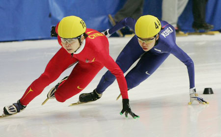  7일 강원 강릉실내빙상장에서 열린 2008세계쇼트트랙선수권대회 첫날 여자 1500ｍ 결승에서 은메달을 차지한 양신영이 1위를 차지한 왕멍(중국)을 추격하고 있다. 