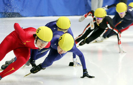  7일 강원 강릉실내빙상장에서 열린 2008세계쇼트트랙선수권대회 첫날 여자 1500ｍ 결승에서 정은주가 중국선수를 추격하던 중 넘어지고 있다. 