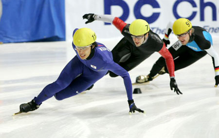  7일 강원 강릉실내빙상장에서 열린 2008세계쇼트트랙선수권대회 남자 1500ｍ 예선에서 이호석이 역주하고 있다. 