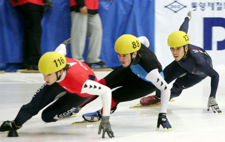 7일 강원 강릉실내빙상장에서 열린 2008세계쇼트트랙선수권대회 남자 1500ｍ 예선에서 안톤 오노가 역주하고 있다. 