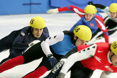  7일 강원 강릉실내빙상장에서 열린 2008세계쇼트트랙선수권대회 남자 1500ｍ 예선에서 안톤 오노가 역주하고 있다. 