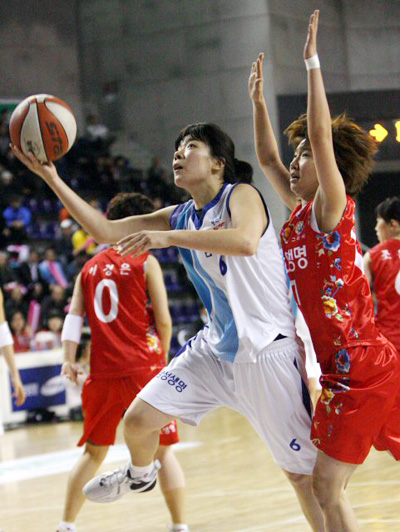 14일 용인실내체육관에서 벌어진 여자 프로농구 금호생명과 삼성생명의 플레이오프 4차전에서 삼성생명 김세롱(왼쪽)이 금호생명 김보미의 수비를 피해 슛을 날리고 있다. 
