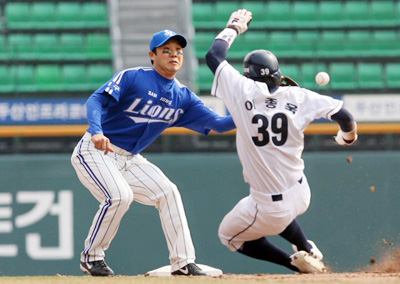 18일 잠실 야구장에서 열린 2008 프로야구 시범경기 두산과 삼성의 경기 4회말 1사 1루, 두산 채상병 타석 때 1루 주자 이종욱이 2루 도루에 성공하고 있다. 