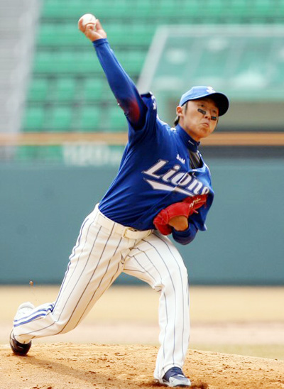 18일 잠실 야구장에서 열린 2008 프로야구 시범경기 두산과 삼성의 경기에서 삼성 선발투수로 나온 배영수가 힘차게 볼을 던지고 있다. 