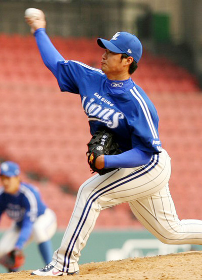 18일 잠실 야구장에서 열린 2008 프로야구 시범경기 두산과 삼성의 경기에서 삼성 마무리 투수로 나온 오승환이 힘차게 볼을 던지고 있다. 