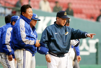 18일 잠실 야구장에서 열린 2008 프로야구 시범경기 두산과 삼성의 경기가 끝난 뒤 김경문 감독과 선동열 감독이 이야기를 나누고 있다. 