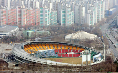 29일 개막전을 앞두고 프로야구 시범경기가 한창이다. 야구 팬들이 18일 서울 잠실야구장에서 열린 두산과 삼성의 시범경기를 지켜보고 있다. 