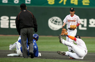 16일 오후 인천 문학구장에서 열린 프로야구 삼성 대 SK의 경기. 1회초 1사 1루에서 삼성 박한이가 양준혁의 타석 때 2루 도루에 실패하고 있다. 