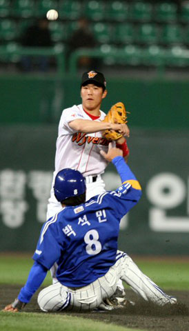 16일 오후 인천 문학구장에서 열린 프로야구 삼성 대 SK의 경기. 4회초 1사 1루에서 삼성 박석민이 심정수의 병살타 때 2루에서 아웃되고 있다. 