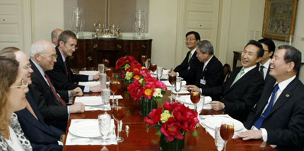  이명박 대통령이 17일 낮(현지시각) 미국 부통령 관저 오찬에 참석, 체니 부통령과 환담을 나누고 있다. 