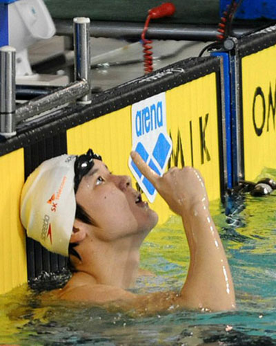 18일 울산문수수영장에서 열린 동아수영대회에서 자유형 400m 아시아 신기록을 세운 박태환이 기뻐하고 있다. 
