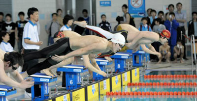 18일 울산문수수영장에서 열린 동아수영대회에서 자유형 400m 아시아 신기록을 세운 박태환(가운데)이 힘차게 출발하고 있다. 