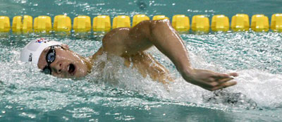 18일 울산문수수영장에서 열린 동아수영대회에서 자유형 400m 아시아 신기록을 세운 박태환이 역영하고 있다. 