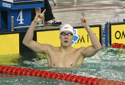 18일 울산문수수영장에서 열린 동아수영대회에서 자유형 400m 아시아 신기록을 세운 박태환이 두 손을 치켜들며 기뻐하고 있다. 