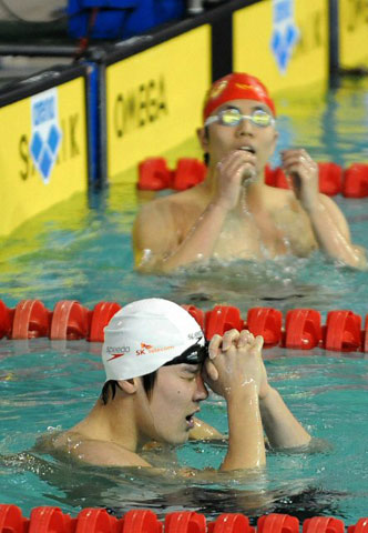 18일 울산문수수영장에서 열린 동아수영대회에서 자유형 400m 아시아 신기록을 세운 박태환이 기도하고 있다. 
 