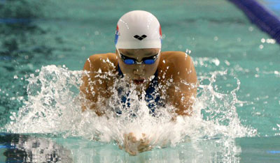 18일 울산문수수영장에서 열린 동아수영대회 평영 200m 결승전에서 정슬기가 역영하고 있다. 