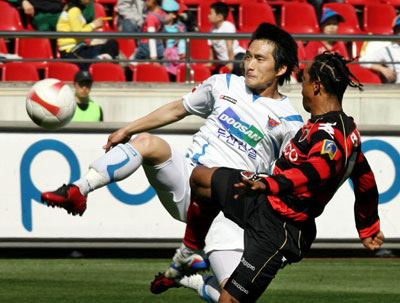 19일 포항스틸야드에서 열린 프로축구 K-리그 포항스틸러스-대구FC전에서 포항 데닐손이 대구 황지윤과 로빙볼을 다투고 있다. 