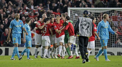 30일 오전(한국 시간) 영국 맨체스터 올드트래퍼드에서 펼쳐진 FC 바르셀로나(스페인) 대 맨체스터 유나이티드(잉글랜드)와의 2007-2008 UEFA 챔피언스리그 준결승 2차전에서 챔피언스리그 결승행을 확정지은 맨유 선수들이 한자리에 모여 기쁨을 나누고 있다. 이날 경기에서 스콜스의 천금 같은 결승골에 힘입어 1·2차전 합계 1 대 0으로 맨유가 승리해 챔피언스리그 결승에 진출했다. 