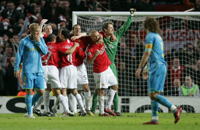 30일 오전(한국 시간) 영국 맨체스터 올드트래퍼드에서 펼쳐진 FC 바르셀로나(스페인) 대 맨체스터 유나이티드(잉글랜드)와의 2007-2008 UEFA 챔피언스리그 준결승 2차전에서 맨유가 팀이 승리하자 모두들 모여 기뻐하고 있다.
 이날 경기에서 스콜스의 천금 같은 결승골에 힘입어 1·2차전 합계 1 대 0으로 맨유가 승리해 챔피언스리그 결승에 진출했다. 
