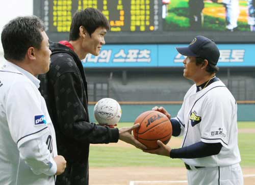 프로농구 챔프전 MVP 동부 김주성이 30일 오후 두산 대 KIA 경기가 열리는 잠실야구장에서 두산의 간판스타 김동주와 사인볼을 교환하고 있다. 