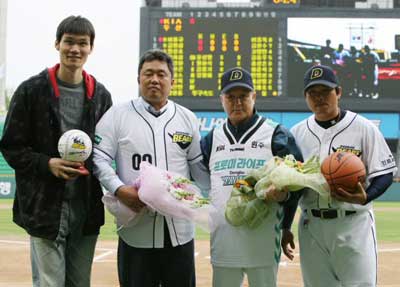 프로농구 우승팀 동부의 전창진 감독과 챔프전 MVP 김주성이 30일 오후 두산 대 KIA 경기가 열리는 잠실야구장에서 두산의 김경문 감독, 간판스타 김동주와 유니폼과 사인볼을 교환한 후 포즈를 취하고 있다. 