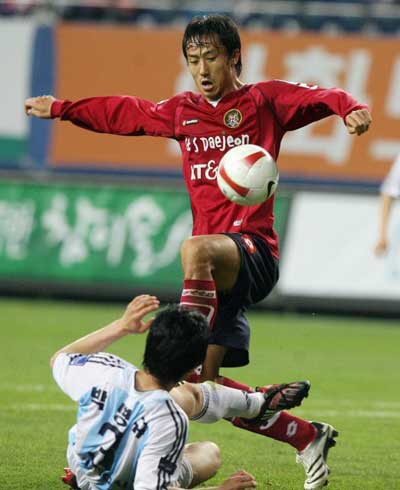 30일 대전월드컵경기장에서 열린 2008 프로축구 컵대회 대전과 울산의 경기에서 대전 박성호와 울산 박병규가 공을 다투고 있다. 대전은 울산의 이상호에게 전반 21분 내준 선제골을 끝내 만회하지 못하면서 0-1로 패했다.
 