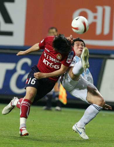 30일 대전월드컵경기장에서 열린 2008 프로축구 컵대회 대전과 울산의 경기에서 대전 김민수 울산 오장은이 공을 다투고 있다. 대전은 울산의 이상호에게 전반 21분 내준 선제골을 끝내 만회하지 못하면서 0-1로 패했다.
 
