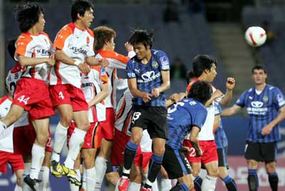 30일 인천 문학경기장에서 열린 프로축구 컵대회에서 제주 선수들이 벽을 쌓아 인천의 프리킥을 막고 있다. 제주는 오랜 만에 득점포가 폭발, 인천을 4-0으로 꺾었다. 