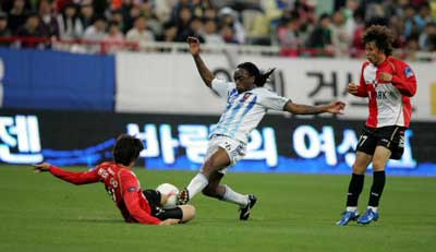 30일 부산 아시아드주경기장에서 열린 프로축구 부산 아이파크 대 FC 서울 경기. 서울 무삼파(가운데)와 부산 박희도(왼쪽)이 볼을 다투고 있다. 오른쪽은 부산 최광희. 