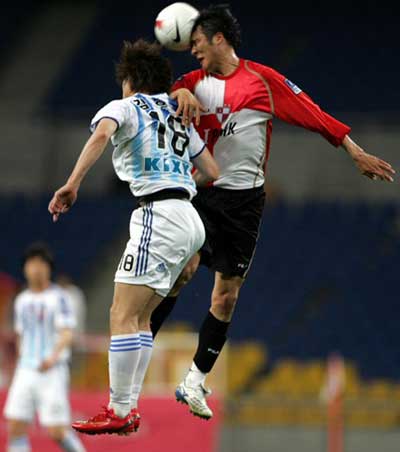 30일 부산 아시아드주경기장에서 열린 프로축구 부산 아이파크 대 FC 서울 경기. 서울 김은중과 부산 홍성요가 공중볼을 다투고 있다. 