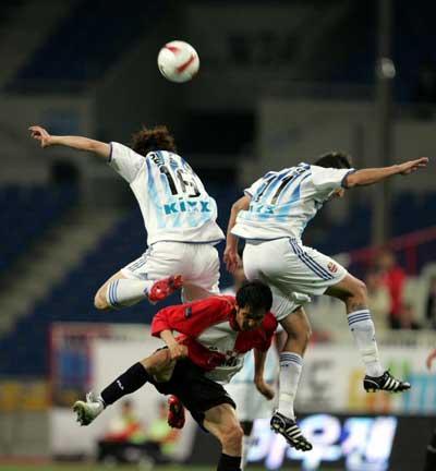 30일 부산 아시아드주경기장에서 열린 프로축구 부산 아이파크 대 FC 서울경기. 서울 김은중과 데얀, 부산 홍성요가 공중볼을 다투고 있다. 