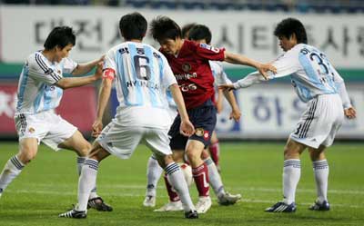 30일 대전월드컵경기장에서 열린 2008 프로축구 컵대회 대전과 울산의 경기에서 울산 수비수들이 대전 권혁진을 에워싸고 있다. 대전은 울산의 이상호에게 전반 21분 내준 선제골을 끝내 만회하지 못하면서 0-1로 패했다.
 