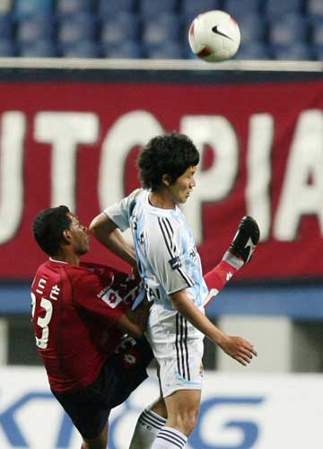 30일 대전월드컵경기장에서 열린 2008 프로축구 컵대회 대전과 울산의 경기에서 대전 에드손과 울산 이상호가 공중볼을 다투고 있다. 대전은 울산의 이상호에게 전반 21분 내준 선제골을 끝내 만회하지 못하면서 0-1로 패했다.
 