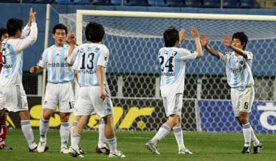 30일 대전월드컵경기장에서 열린 2008 프로축구 컵대회 대전과 울산의 경기 전반 첫골을 성공시킨 울산 이상호(8번)가 동료들과 함께 기뻐하고 있다. 대전은 울산의 이상호에게 전반 21분 내준 선제골을 끝내 만회하지 못하면서 0-1로 패했다.
 