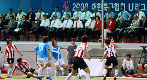 1일 오후 고려대 안암캠퍼스 운동장에서 열린 대학축구 U-리그 고려대-연세대의 개막전에서 정몽준 대한축구협회장, 박성화 올림픽대표팀 감독, 홍명보 올림픽 대표팀 코치, 허정무 대표팀 감독 등이 경기를 지켜보고 있다. 