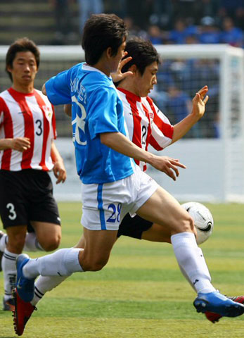 1일 오후 고려대 안암캠퍼스 운동장에서 열린 대학축구 U-리그 고려대-연세대의 개막전에서 양 팀 선수들이 치열한 볼다툼을 벌이고 있다. 